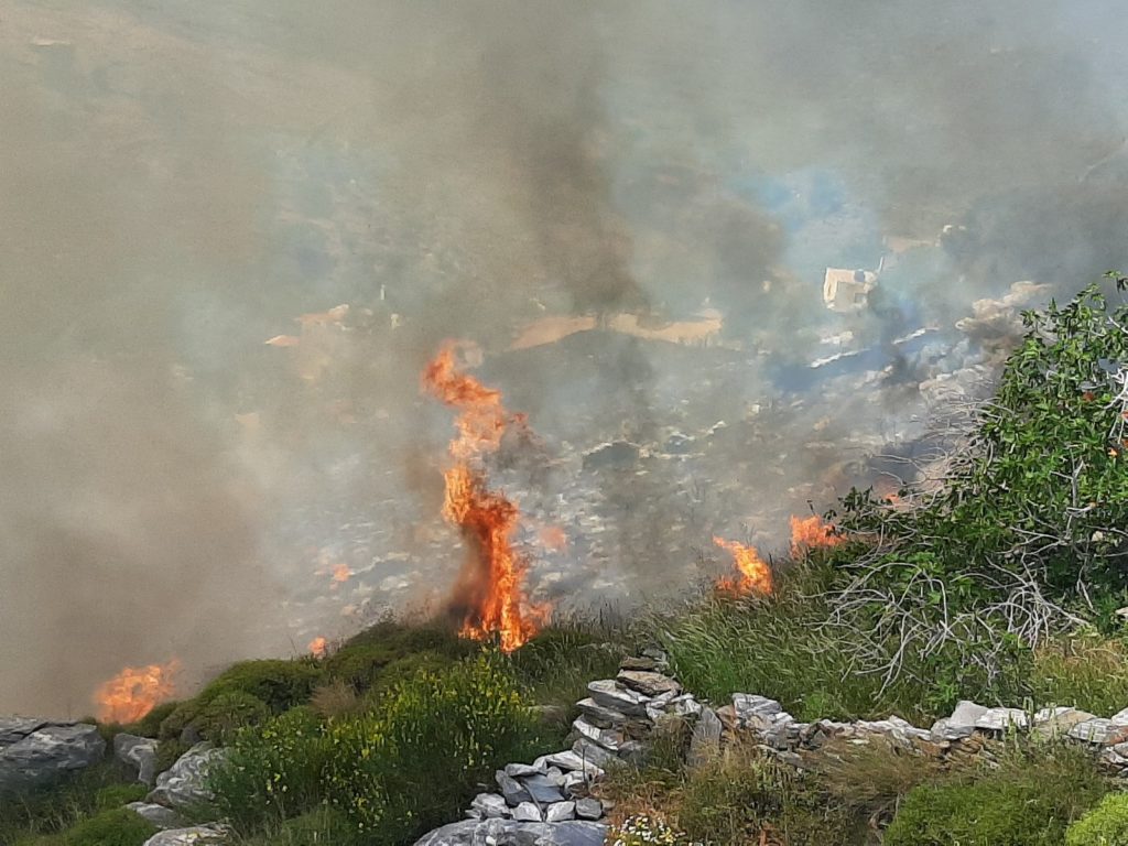 Ξέσπασμα πυρκαγιάς στην περιοχή του Καλάμου